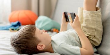 ребенок с телефоном