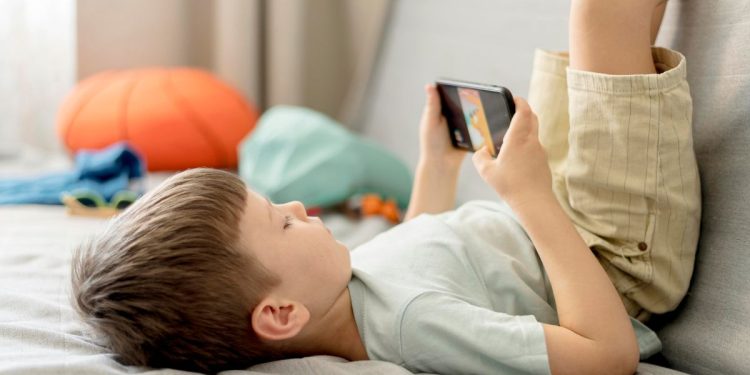 ребенок с телефоном