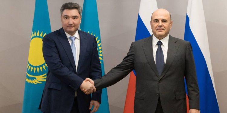 Олжас Бектенов и Михаил Мишусти