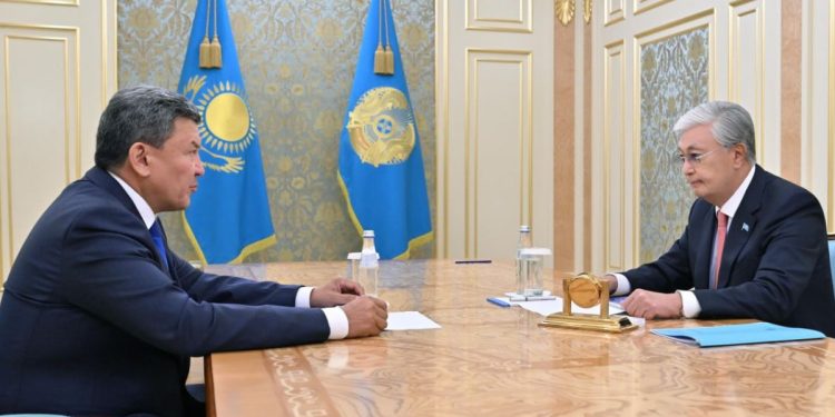 Касым-Жомарт Токаев провёл рабочую встречу с акимом Северо-Казахстанской области Гауезом Нурмухамбетовым
