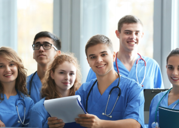 Студенты медики