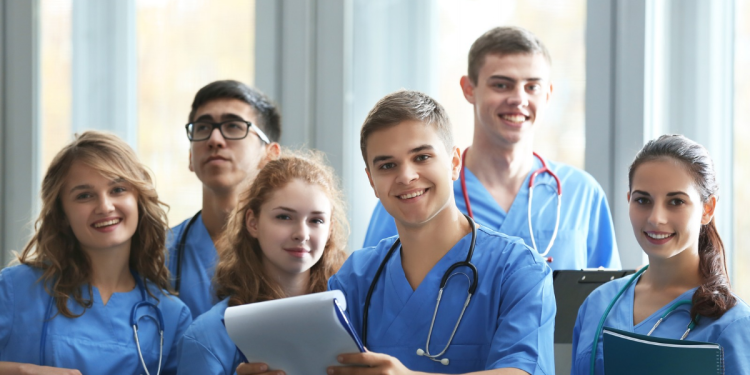 Студенты медики