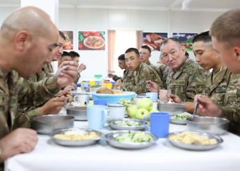 Министр обороны пообедал с солдатами
