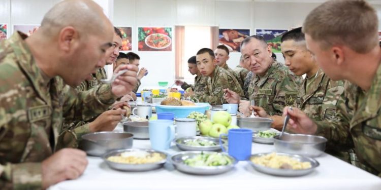 Министр обороны пообедал с солдатами