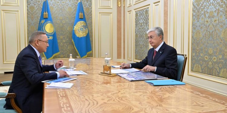 Касым-Жомарт Токаев провёл рабочую встречу с акимом Жетісуской области Бейбитом Исабаевым