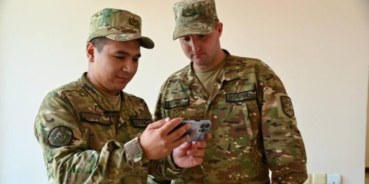 Казахстанская армия переходит на национальный мессенджер Aitu