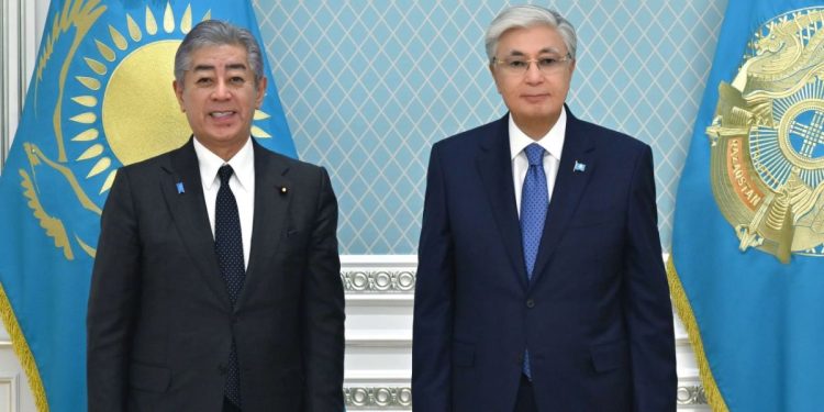 Токаев и министр иностранных дел Японии