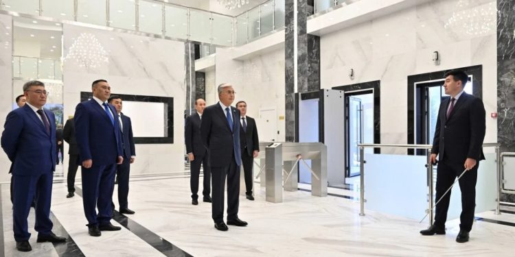 Президент посетил новое здание ДКНБ в Астане