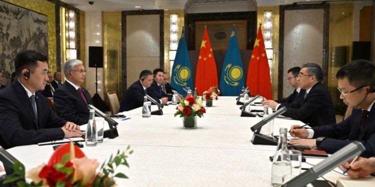 Касым-Жомарт Токаев принял председателя Совета директоров Huawei Technologies Co. LTD Хуа Ляна