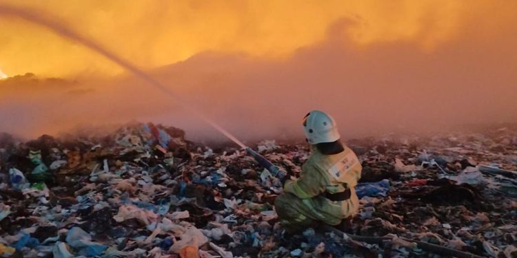 возгорание мусора на полигоне твердых бытовых отходов