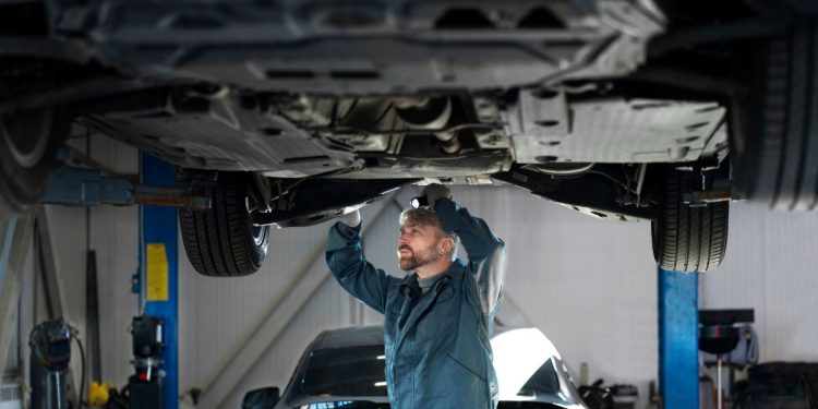 автомобиль на подъемнике