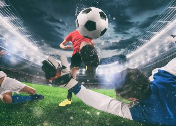 Подростки играют в футбол