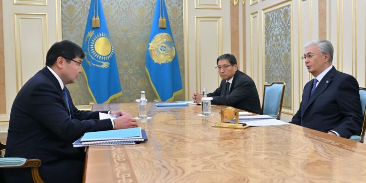 Касым-Жомарт Токаев принял министра финансов Мади Такиева