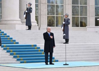 Касым-Жомарт Токаев принял участие в торжественной церемонии поднятия Государственного флага