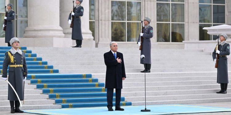 Касым-Жомарт Токаев принял участие в торжественной церемонии поднятия Государственного флага