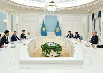 Касым-Жомарт Токаев принял президента Международной федерации падела (FIP) Луиджи Карраро и председателя мирового профессионального тура Premier Padel Насcера Бен Ганима Аль-Хелаифи