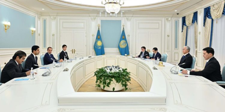 Касым-Жомарт Токаев принял президента Международной федерации падела (FIP) Луиджи Карраро и председателя мирового профессионального тура Premier Padel Насcера Бен Ганима Аль-Хелаифи