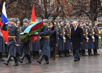 Токаев возложил цветы к «Могиле неизвестного солдата» в Москве