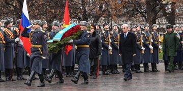 Токаев возложил цветы к «Могиле неизвестного солдата» в Москве