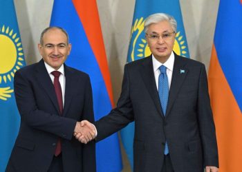 асым-Жомарт Токаев провёл переговоры с Премьер-министром Армении Никола Пашиняном