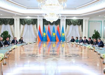 Касым-Жомарт Токаев и Премьер-министр Армении Никола Пашинян провели переговоры в расширенном формате