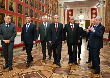 Токаев вместе с лидерами стран СНГ посетил Эрмитаж