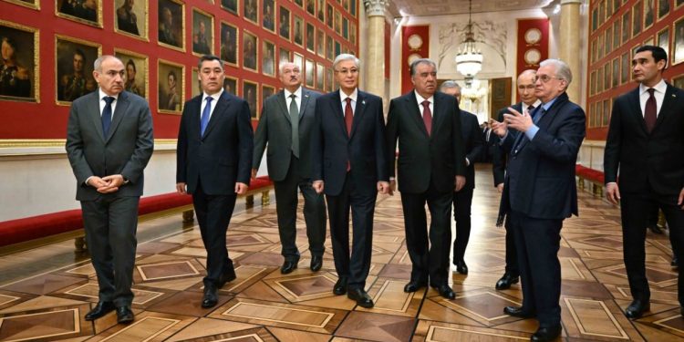 Токаев вместе с лидерами стран СНГ посетил Эрмитаж