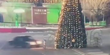 Наезд на новогоднюю елку