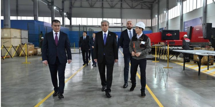 асым-Жомарт Токаев ознакомился с производственными процессами на заводе Tausogar