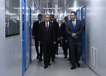 Токаев посетил фармацевтические предприятия