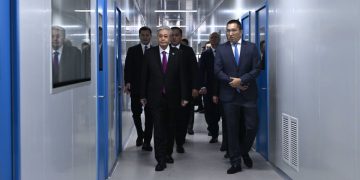 Токаев посетил фармацевтические предприятия