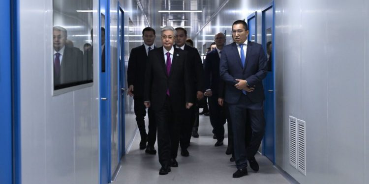 Токаев посетил фармацевтические предприятия
