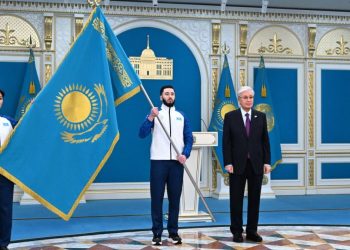 Токаев вручил флаг сборной Казахстана
