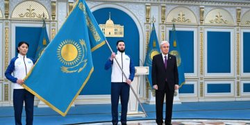 Токаев вручил флаг сборной Казахстана