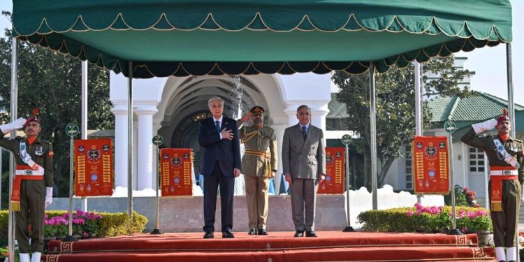 Токаева торжественно встретили в резиденции Премьер-министра Пакистана